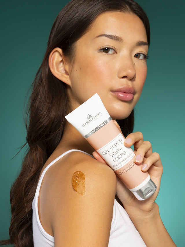 GEL SCRUB VISO E CORPO CON ESTRATTO DI TÈ VERDE, SEMI DI NOCCIOLO DI OLIVA E NOCI