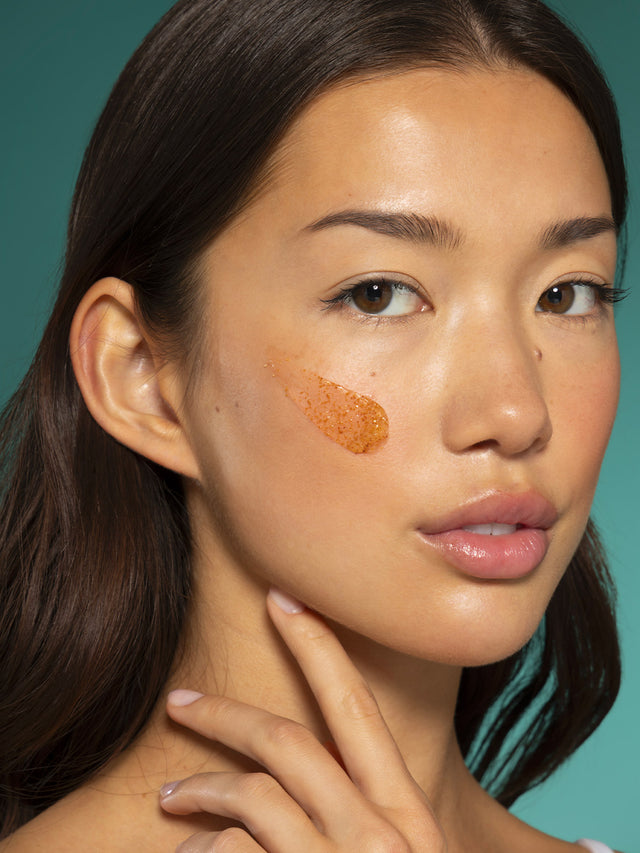 GEL SCRUB VISO E CORPO CON ESTRATTO DI TÈ VERDE, SEMI DI NOCCIOLO DI OLIVA E NOCI